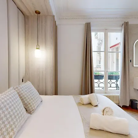 358 Madeleine - Superbe A Apartment *