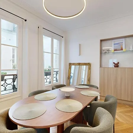 358 Madeleine - Superbe A Apartment *